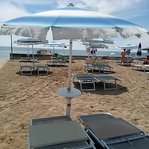 Mare45 - 10 Minutes Walk From The With One Private Ombrella And Two Sun-beds Eraclea Mare